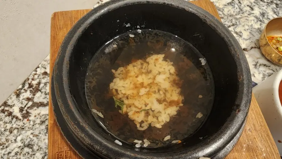 Mixed pot rice wrapped in seaweed