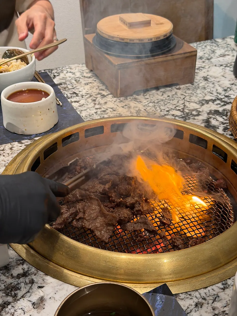 숙성 한우 숯불양념구이 생고기 접시