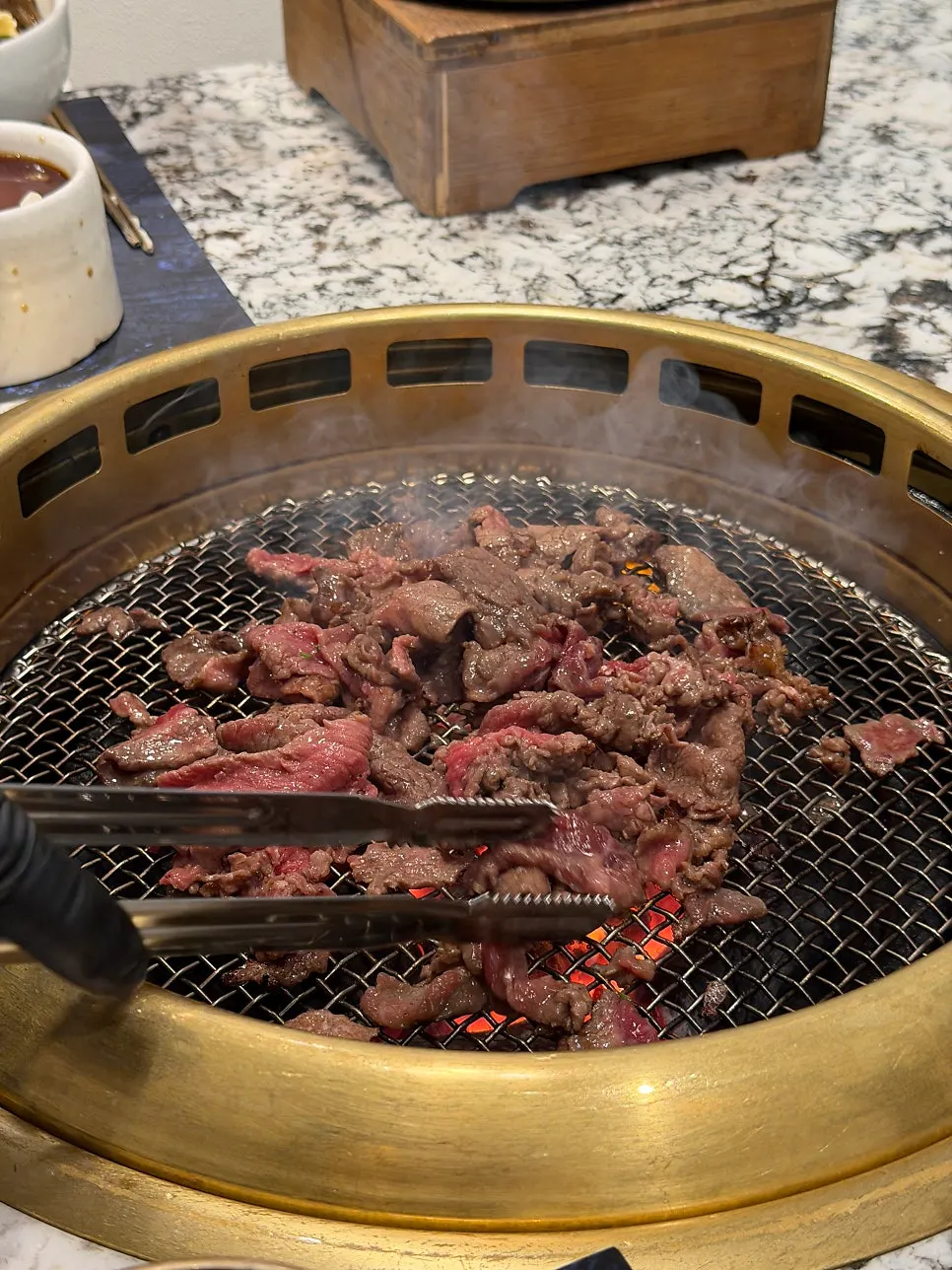 테이블에서 구워지는 한우 숯불양념구이