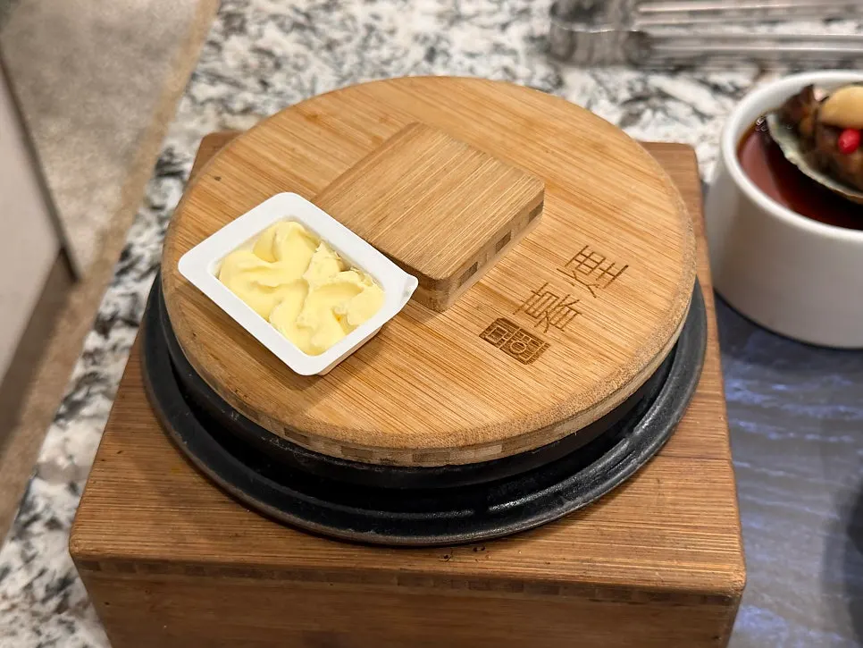 솥밥과 전복장, 평양냉면이 함께 놓인 상