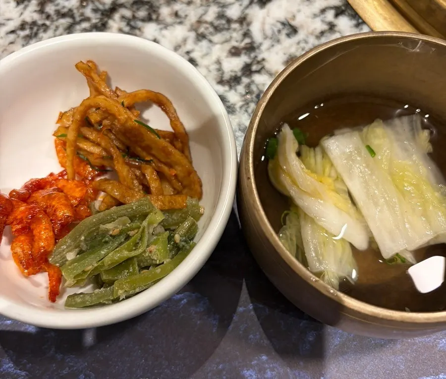 Wrapping bulgogi with chives to eat