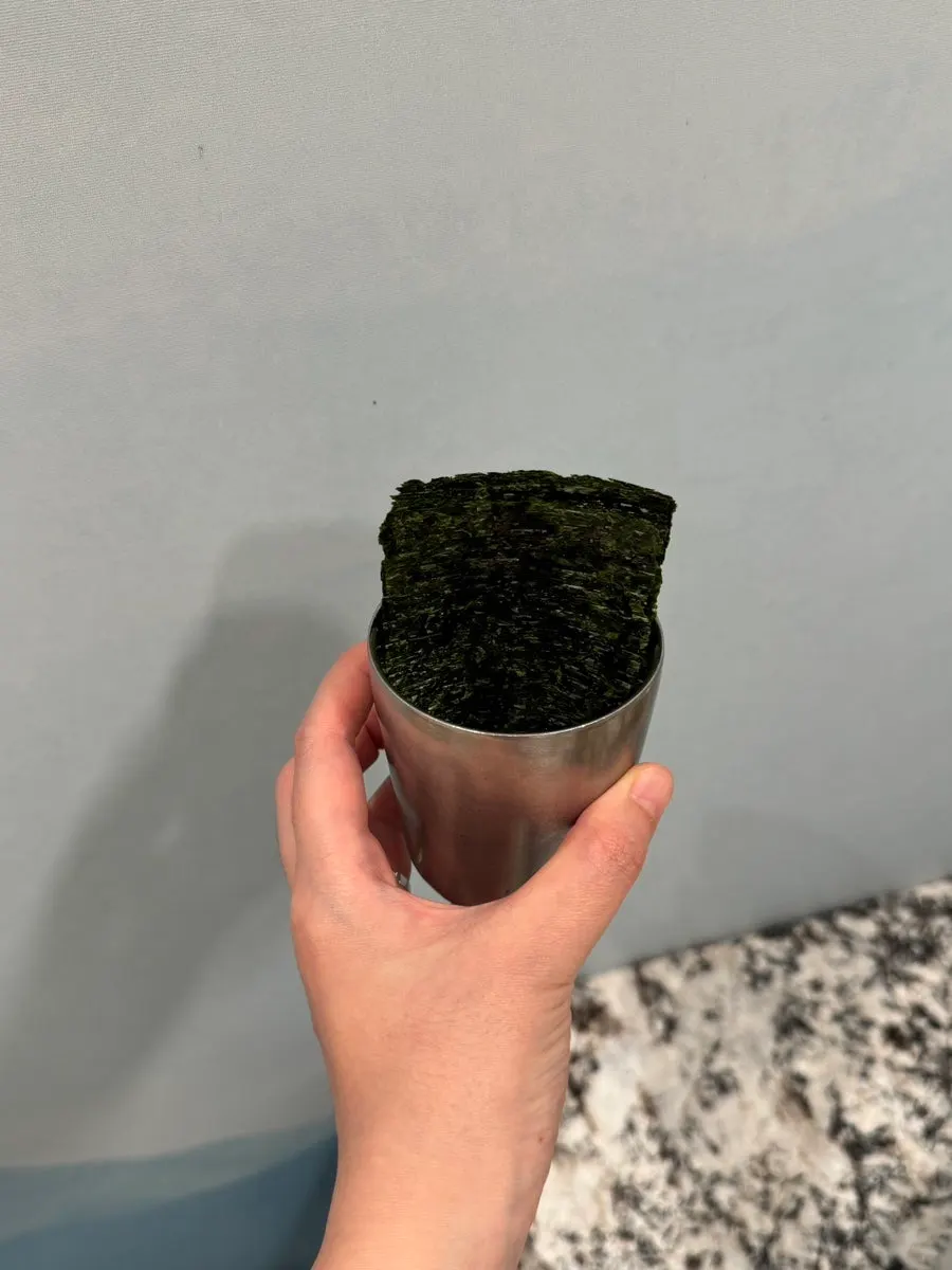 Seaweed served to wrap the abalone pot rice