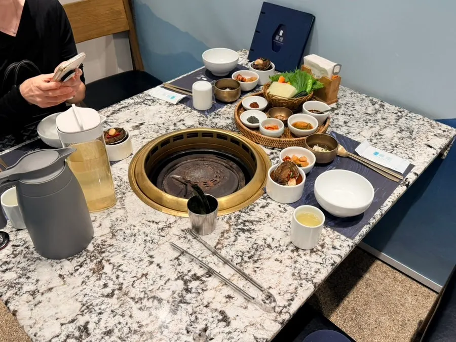 인원수만큼 세팅된 식기와 반찬