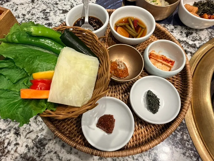 정갈하게 놓인 모연 한정식 반찬들