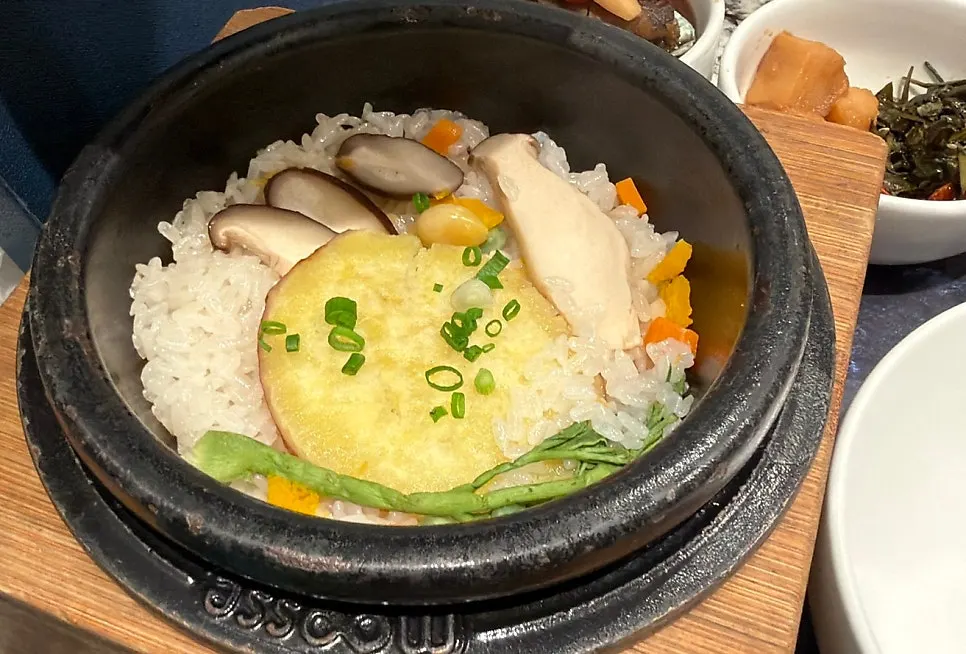 뚜껑을 연 솥밥 속 재료