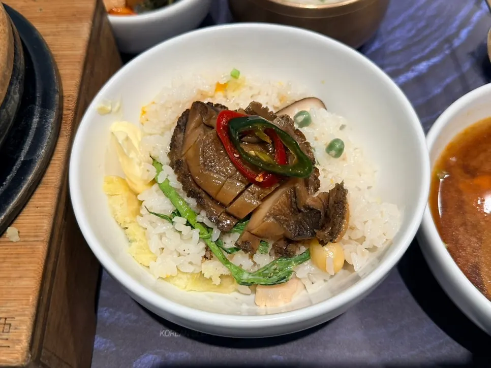공기에 덜어낸 솥밥