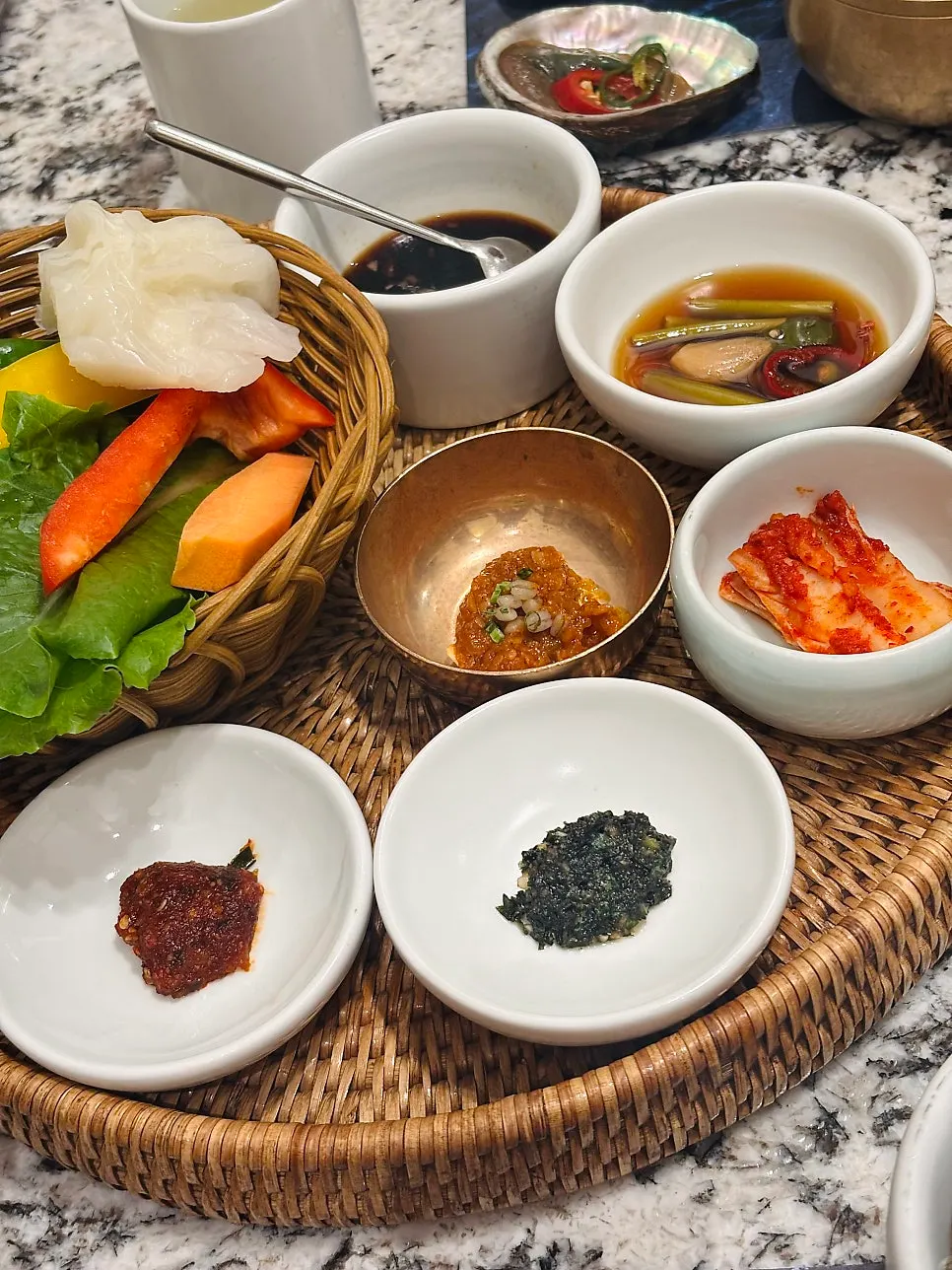 Wrap vegetables and soy-braised abalone among the side dishes