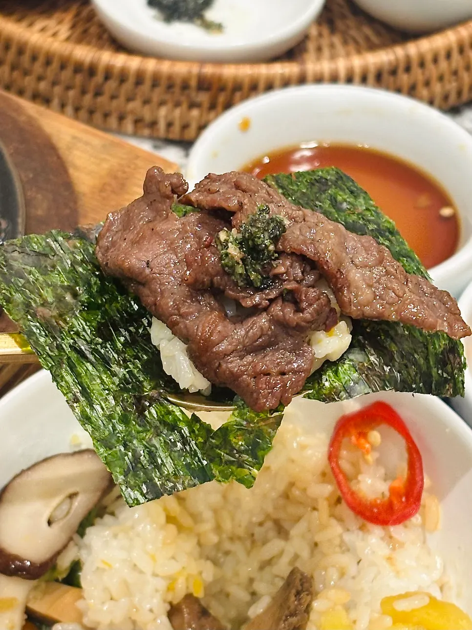 Roasted gim topped with rice and meat