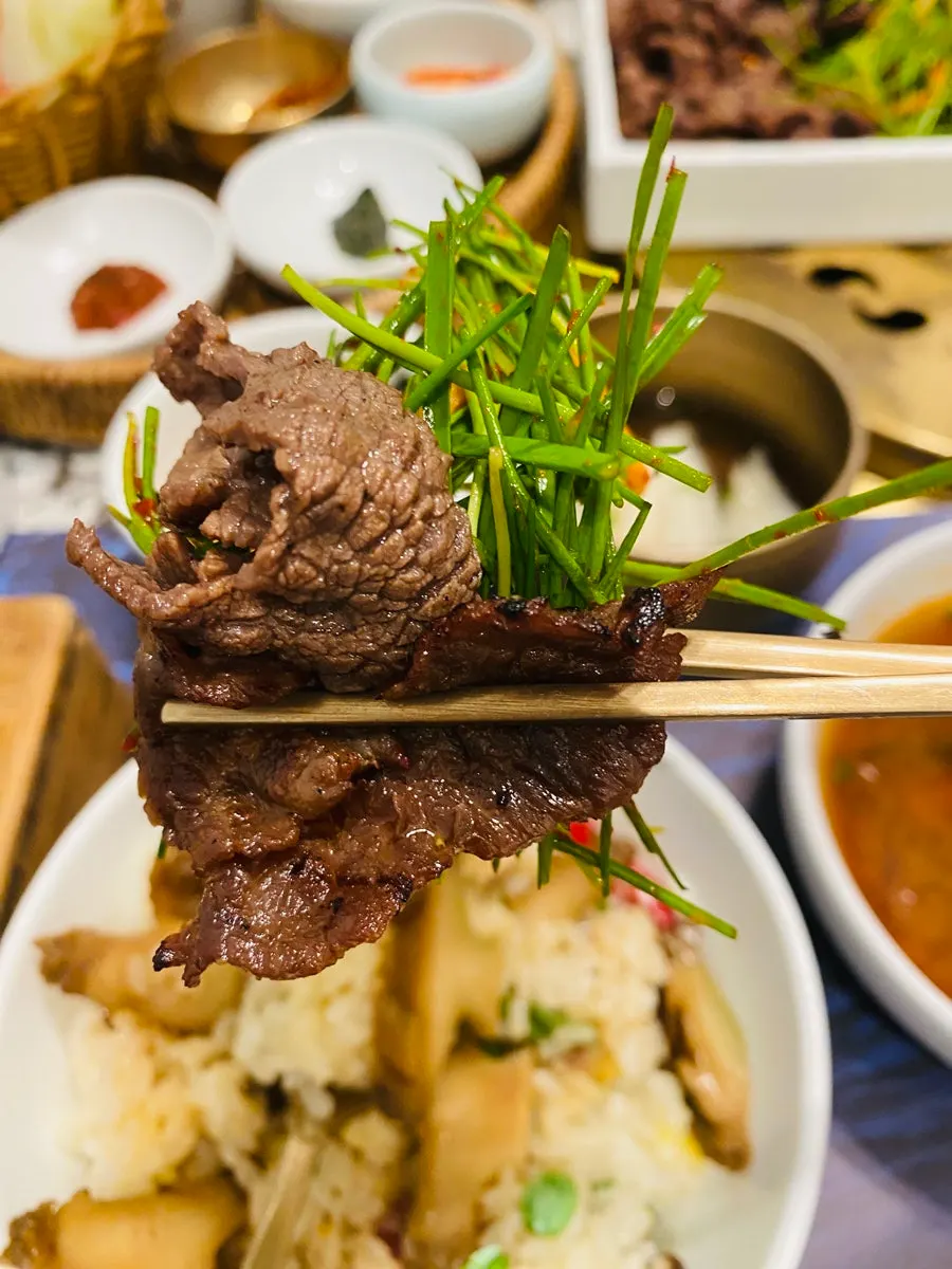 Charcoal-scented seasoned grilled beef plated with nutrition chives