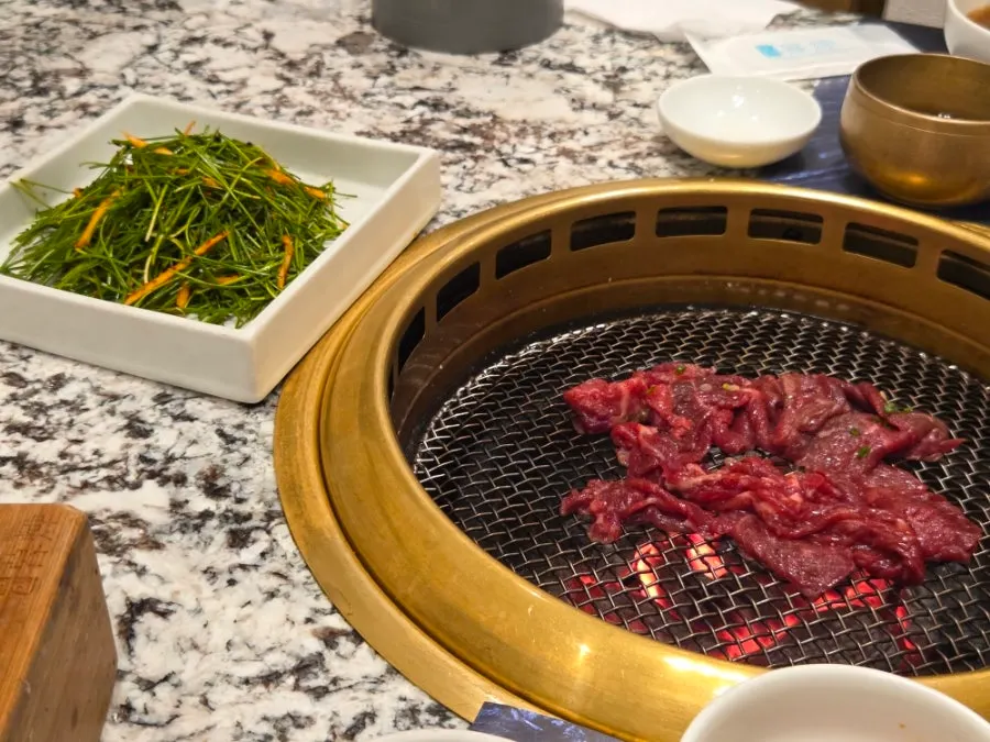 구워진 등심이 올려진 접시