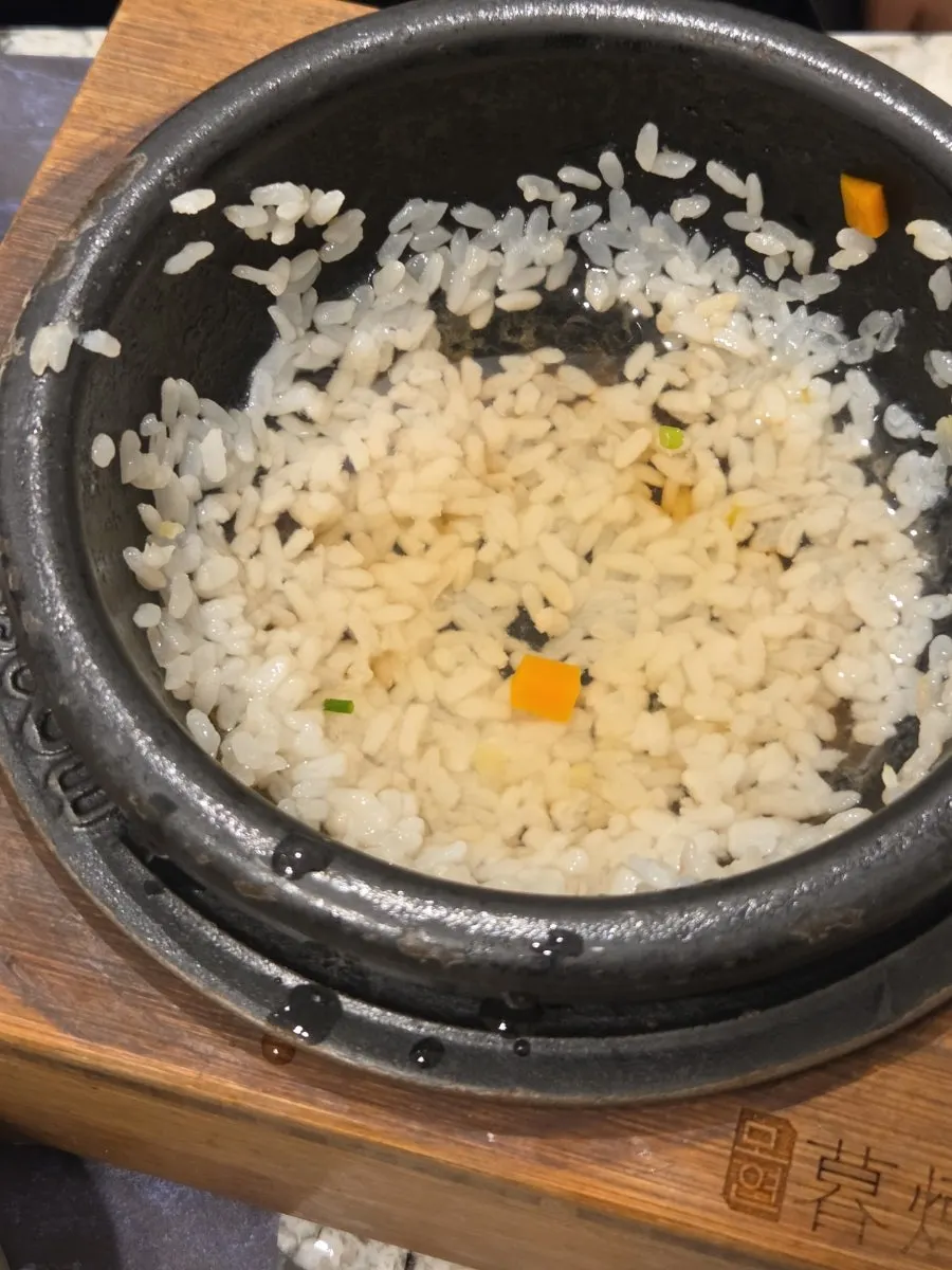 세발나물무침 위에 올린 숯불양념구이