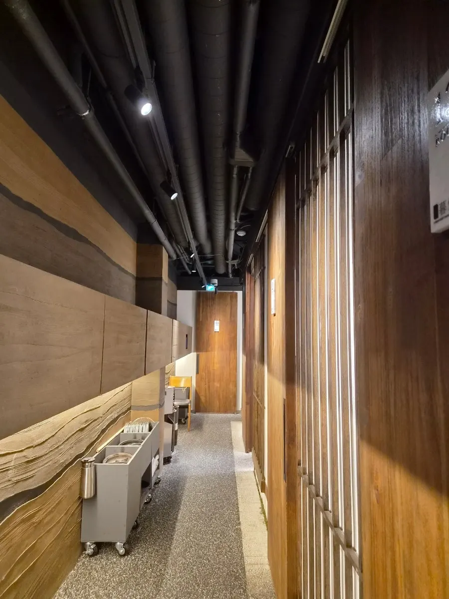 Entrance and waiting area at Moyeon Mapo