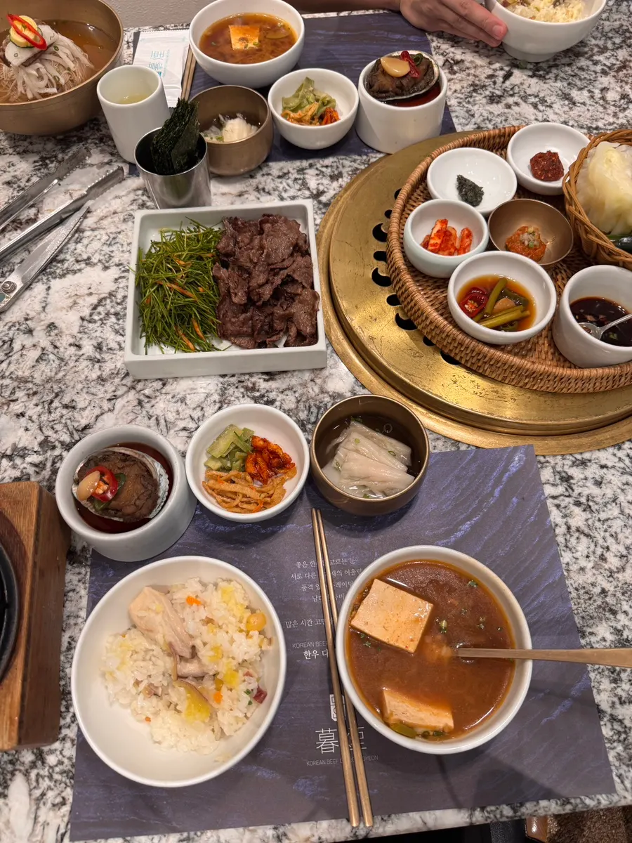 모연 마포본점 룸 벽면 콘센트 자리