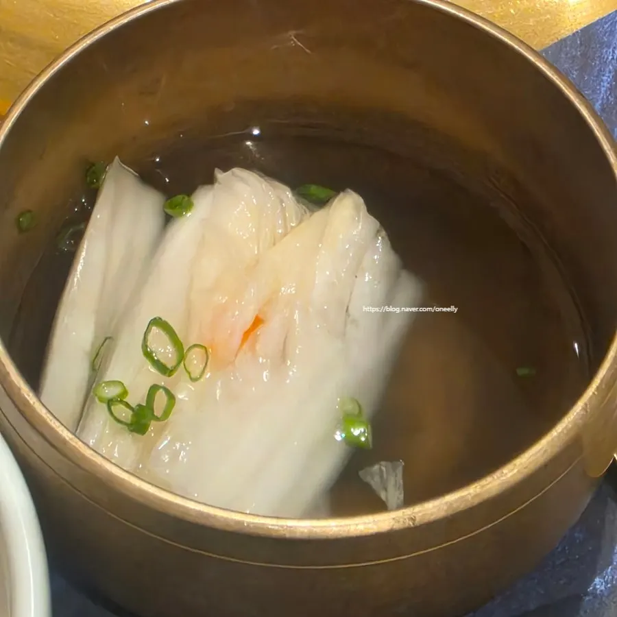 개별로 나온 반찬과 곁들이 찬