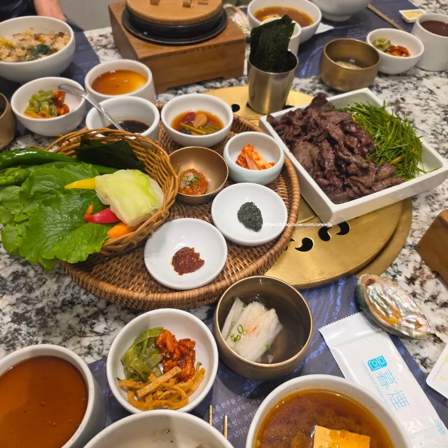 간장을 넣어 비빈 전복장 밥