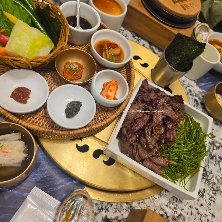 중앙에 놓인 숯불고기 상차림