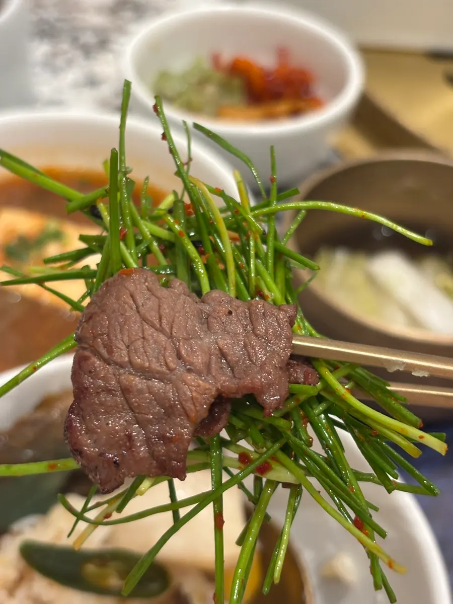숯불향 입힌 한우 양념구이 한 점