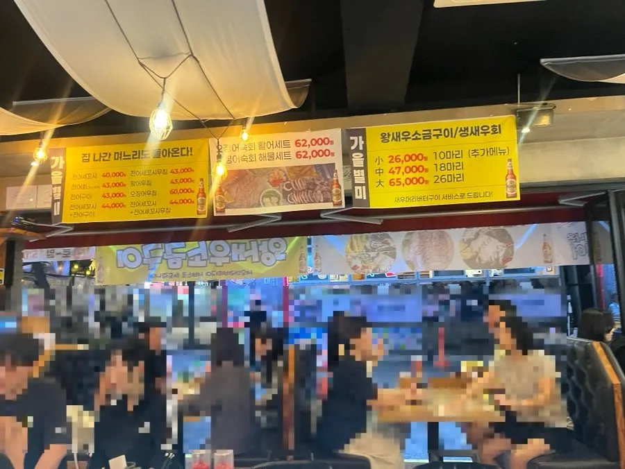 문을 열어 둔 미스터오징어 용인보정점 내부 소파 좌석