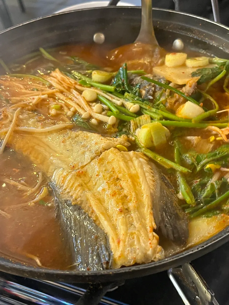 매운탕 서비스 안내가 적힌 메뉴판