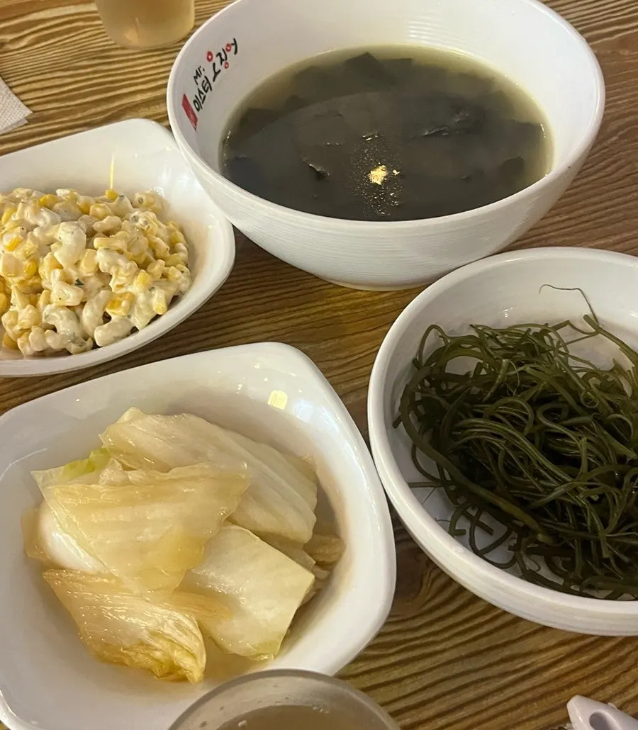 미역국과 해초무침 등 기본 반찬 한 상