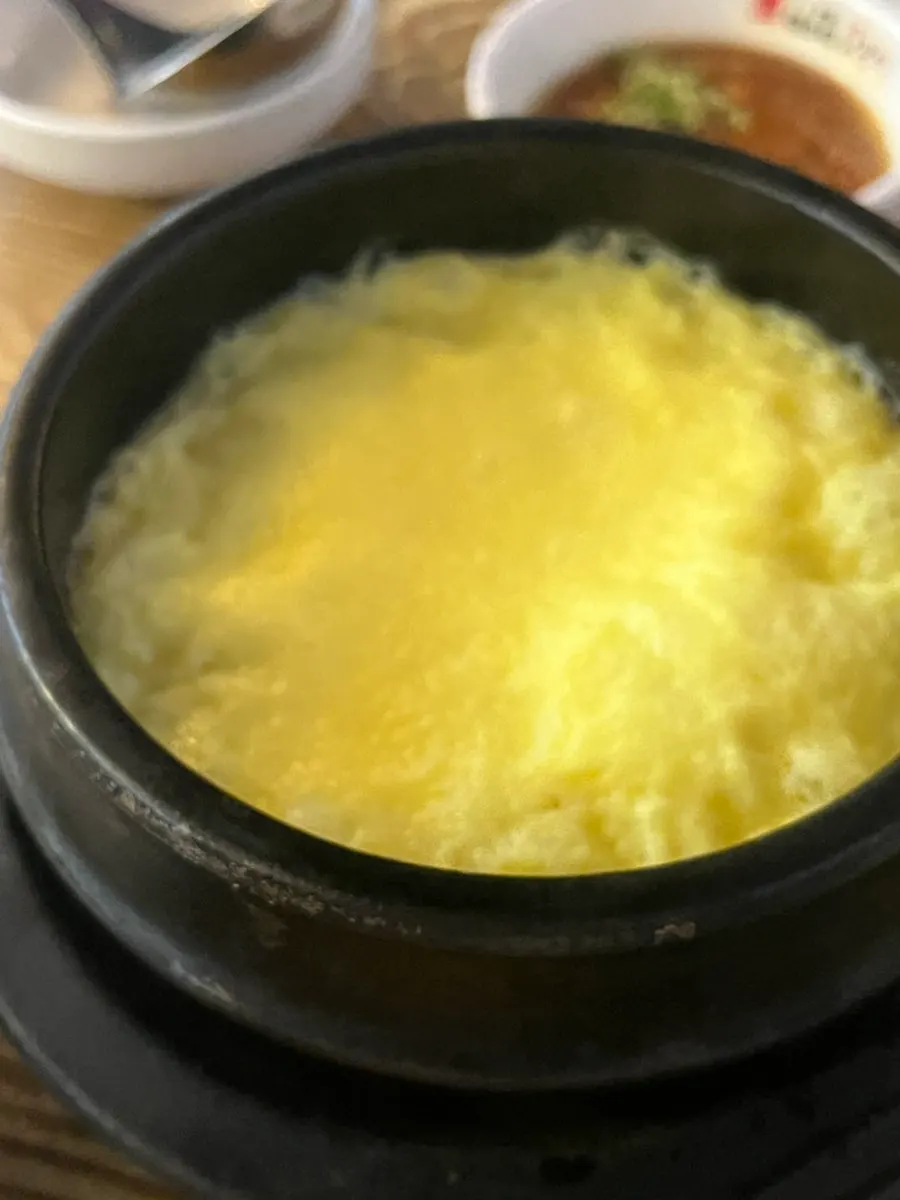 계란찜과 백김치 등 밑반찬 접시