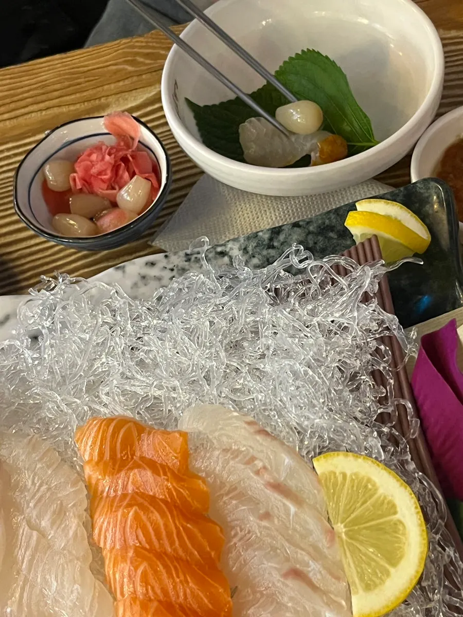 상추에 회를 올린 쌈