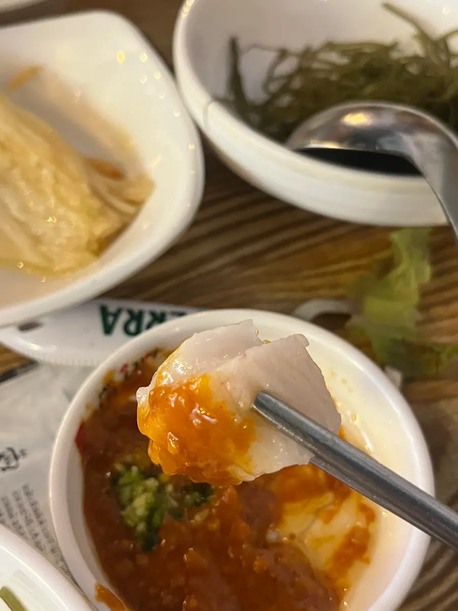 막장과 함께 집어 든 광어회 한 점
