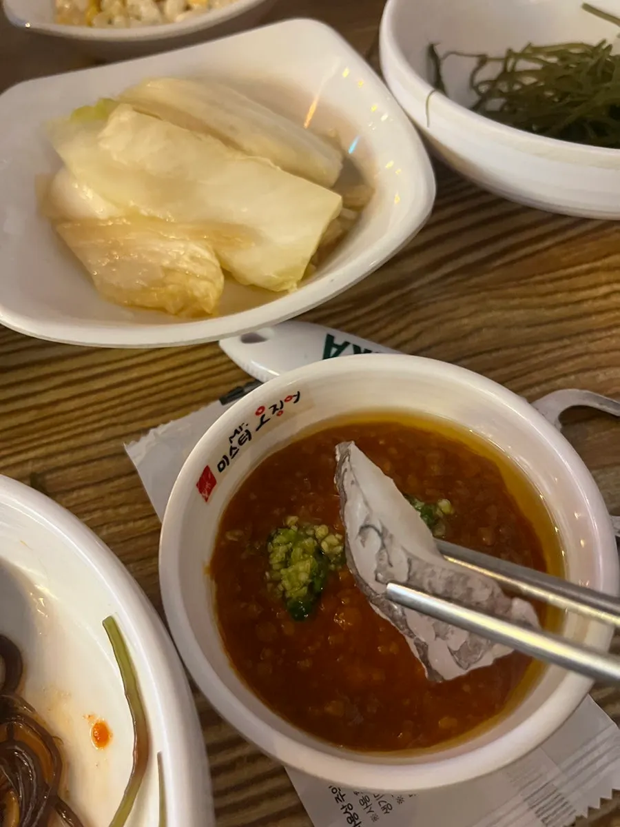 젓가락으로 집은 연어회