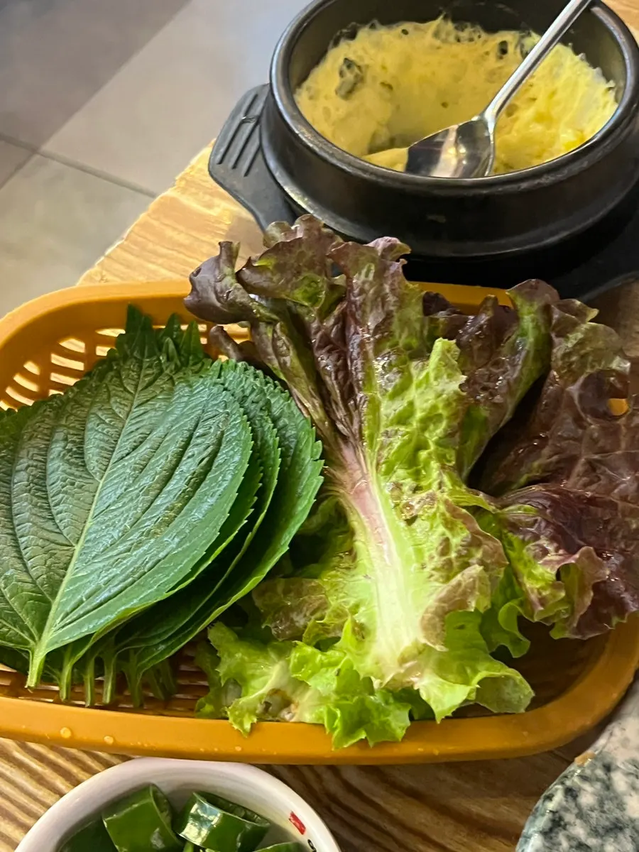 모듬회와 기본찬이 차려진 테이블