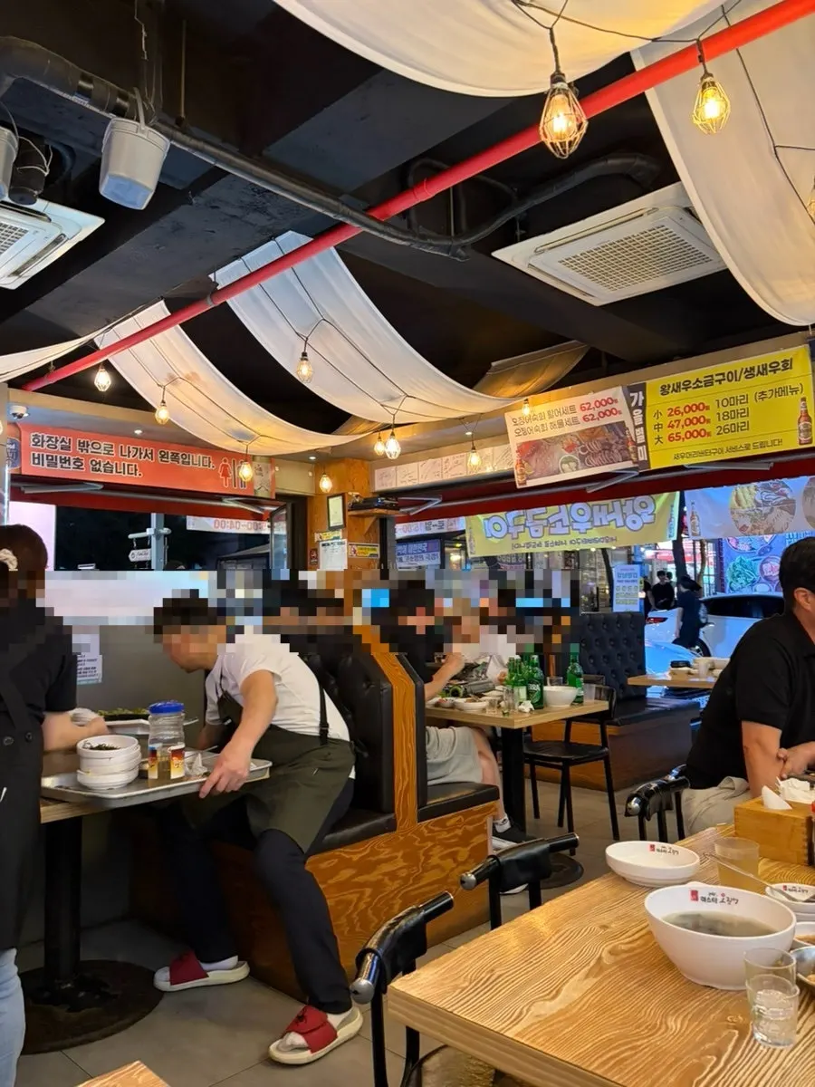 Outdoor seating at Mr. Ojingeo Yongin Bojeong Branch