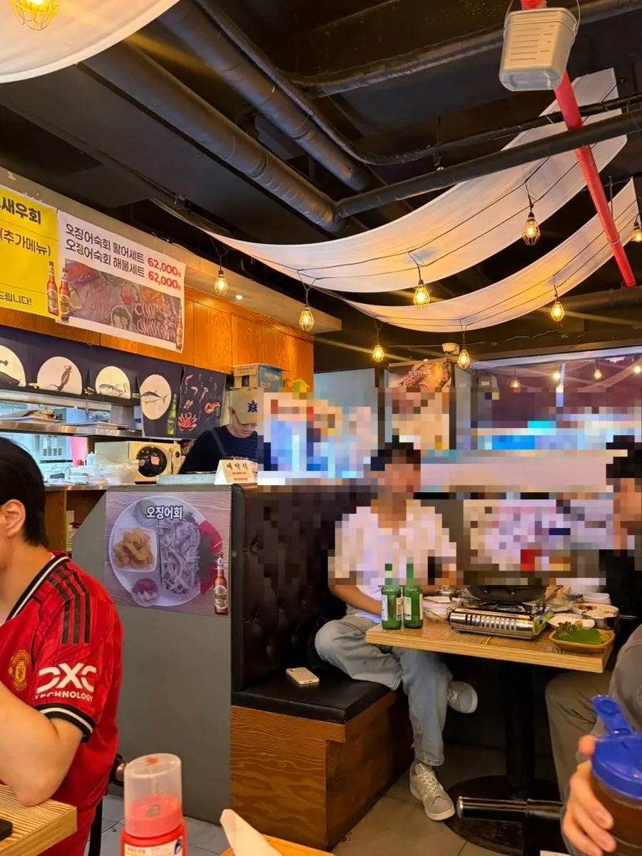 A table seat at Mr. Ojingeo Yongin Bojeong Branch