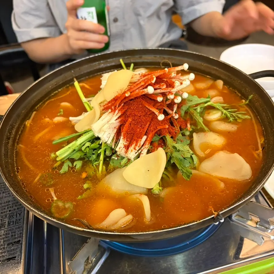 Raw fish restaurant in Yongin's Bojeong-dong cafe street: assorted sashimi and spicy fish stew with hand-torn noodles, Mr. Ojingeo
