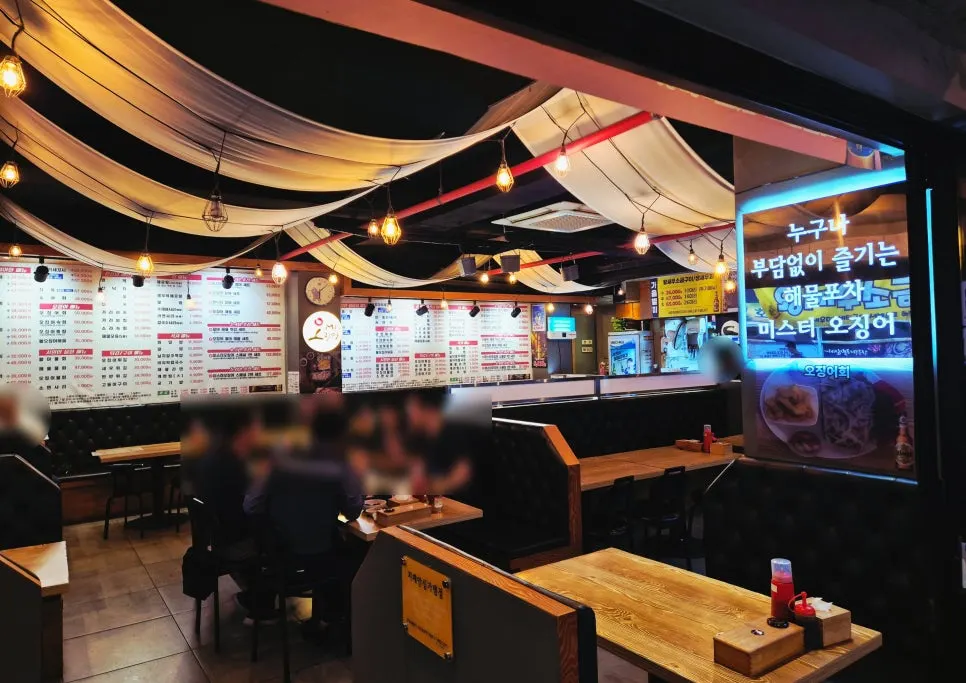 Interior seating atmosphere at Mr. Squid Bojeong Branch