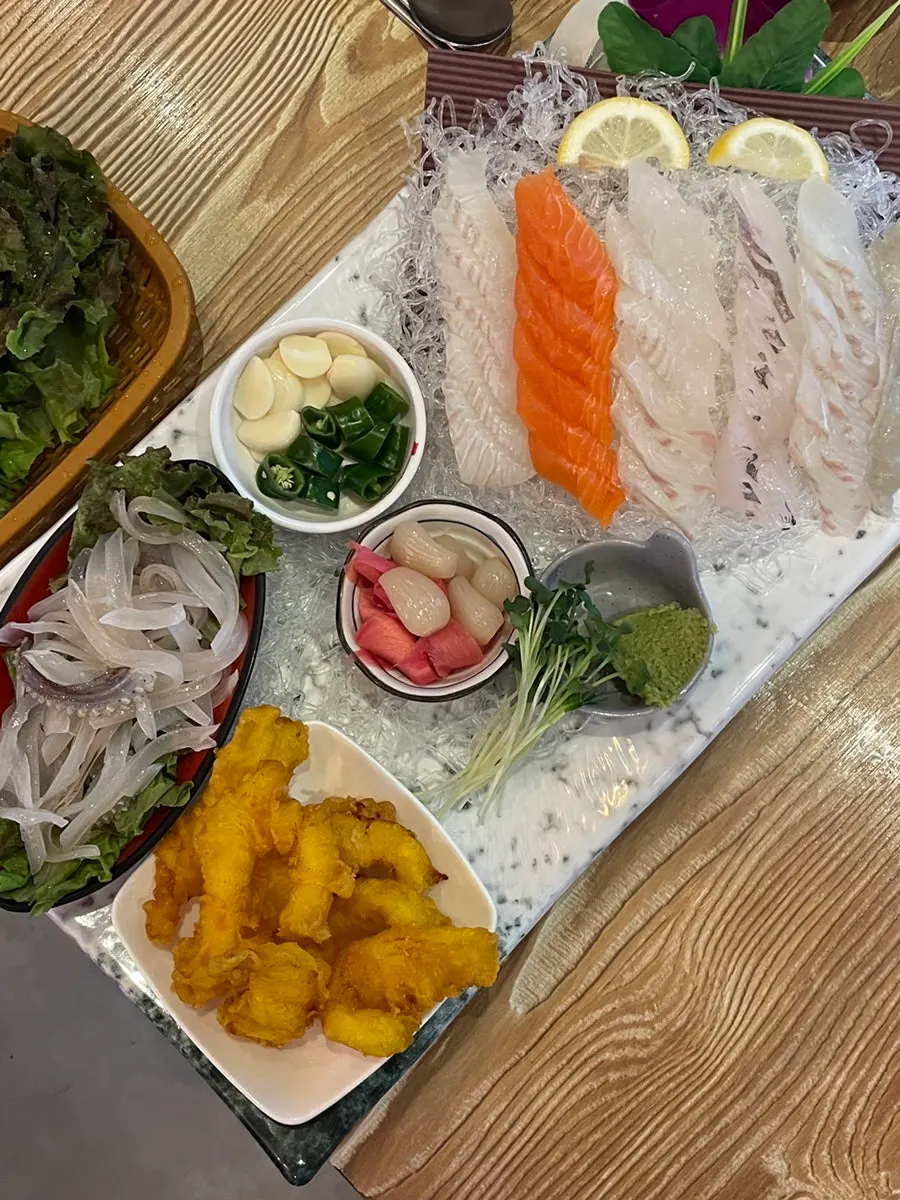 Full spread of the 2-3 person live squid set