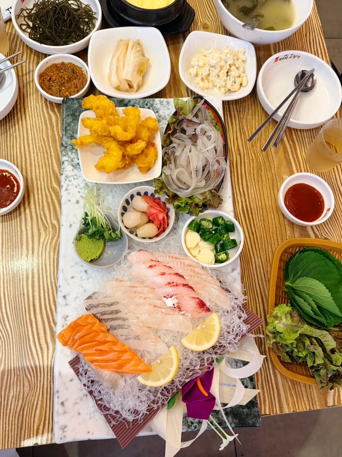 계란찜과 미역국이 곁들여진 한 상
