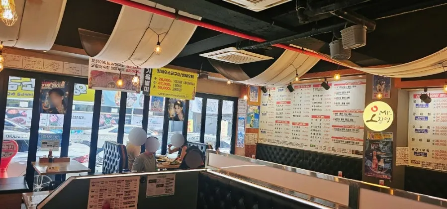 통창 옆 전용 주차 공간이 보이는 식당 앞