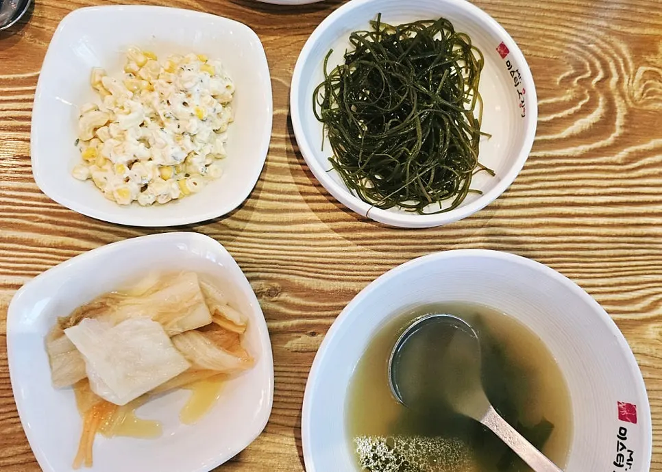 세팅되기 시작한 밑반찬 상차림