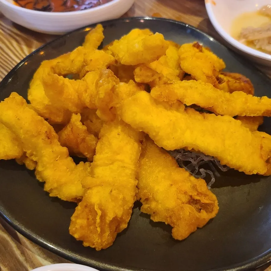 소면을 넣어 섞은 물회 그릇
