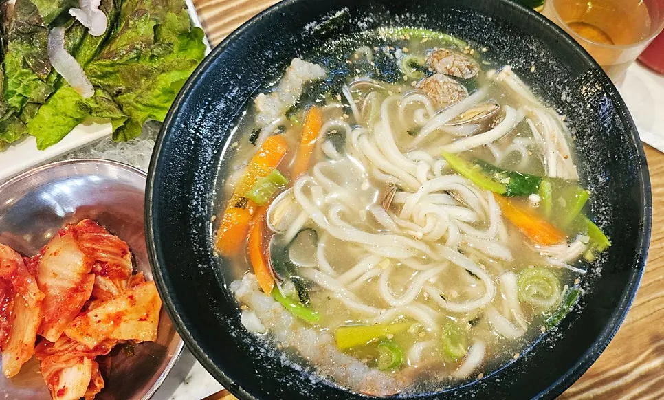 바지락과 꽃게가 들어간 해물칼국수