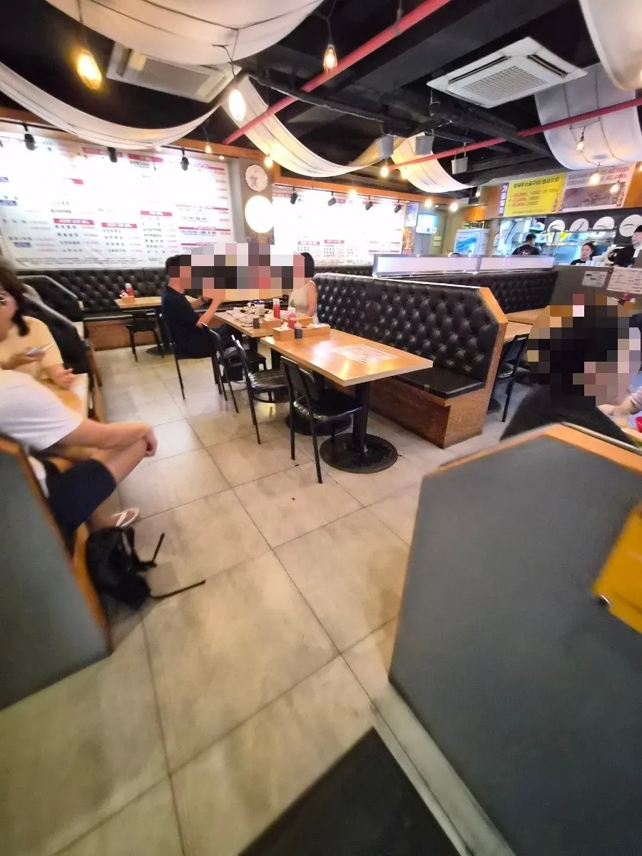 Restaurant atmosphere with customers on a Monday evening
