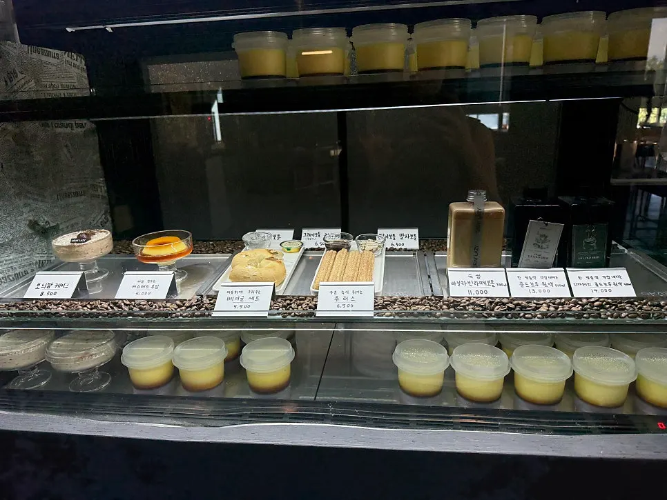 Café dessert display