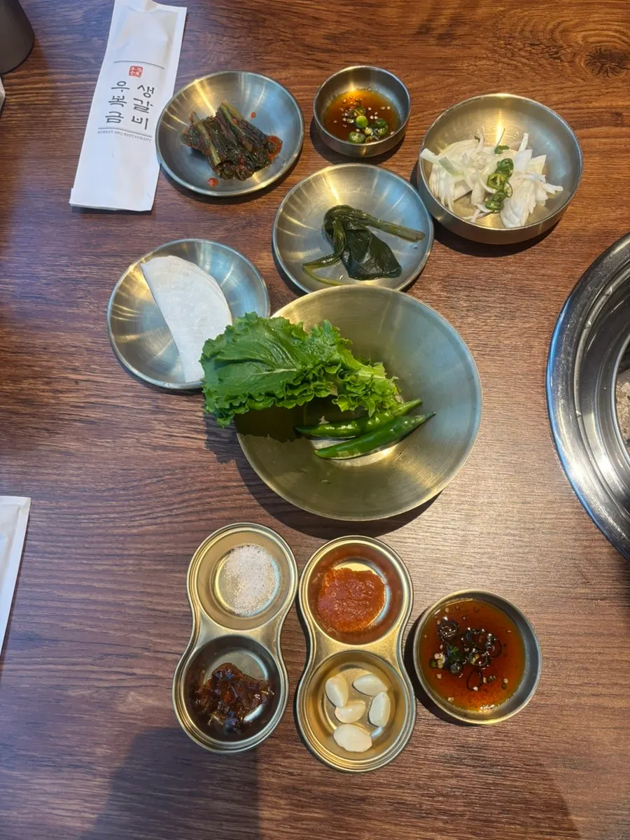 Table setting after ordering 500g of fresh beef ribs