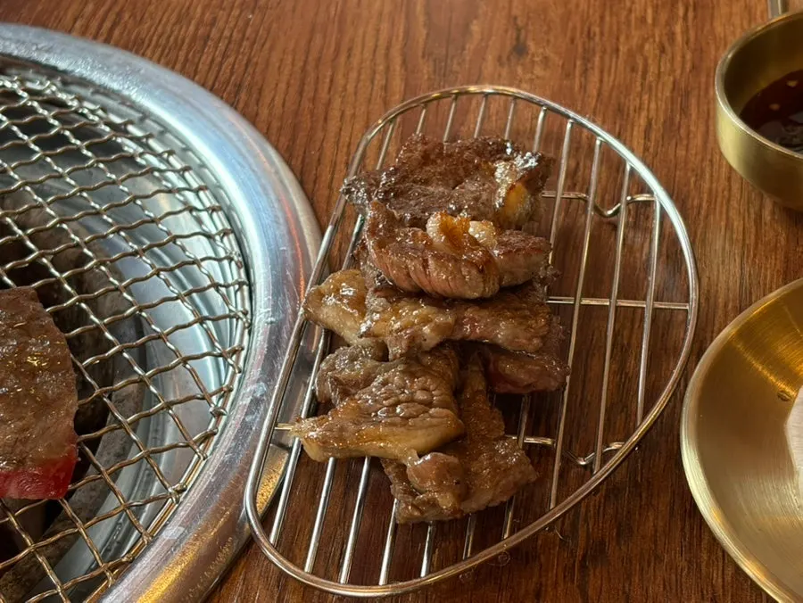 Soaenggalbi grilling on the tabletop grill