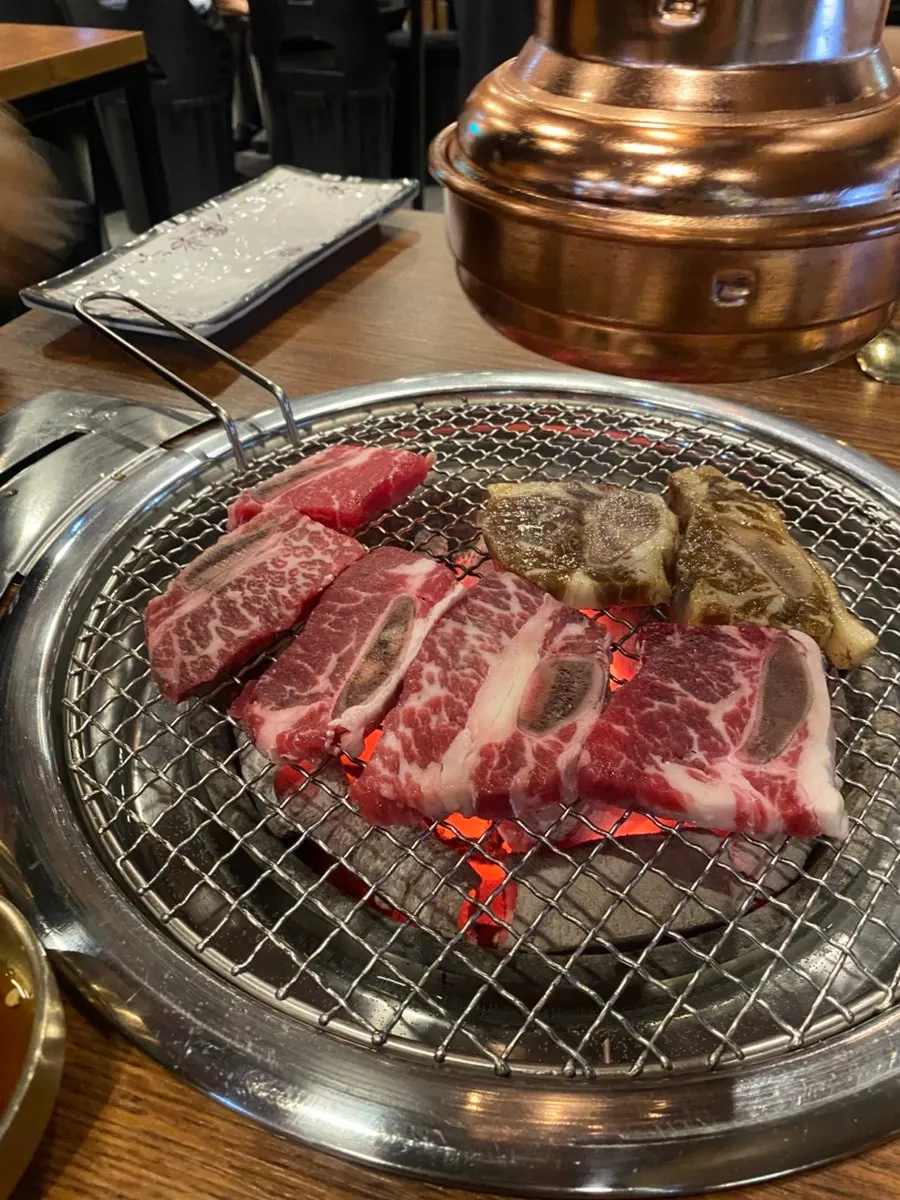 양념갈비가 담긴 접시