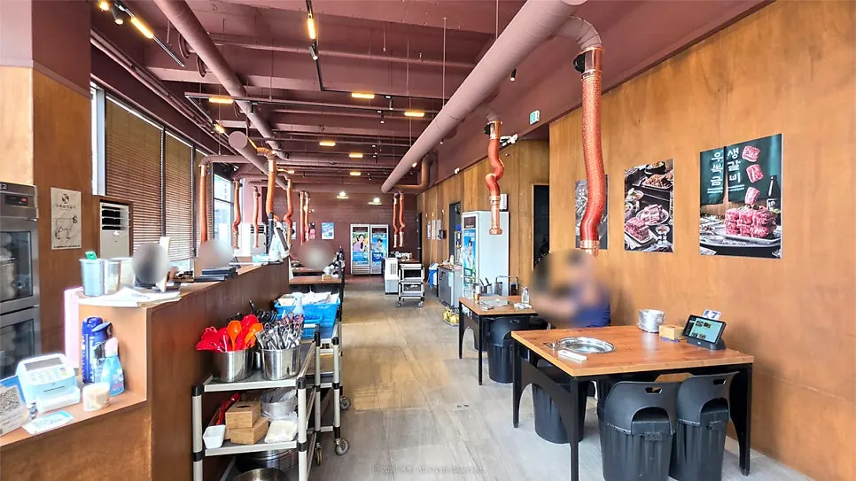 Hall interior of Ubokgeum Saenggalbi Mokpo Namak Branch with wide table spacing