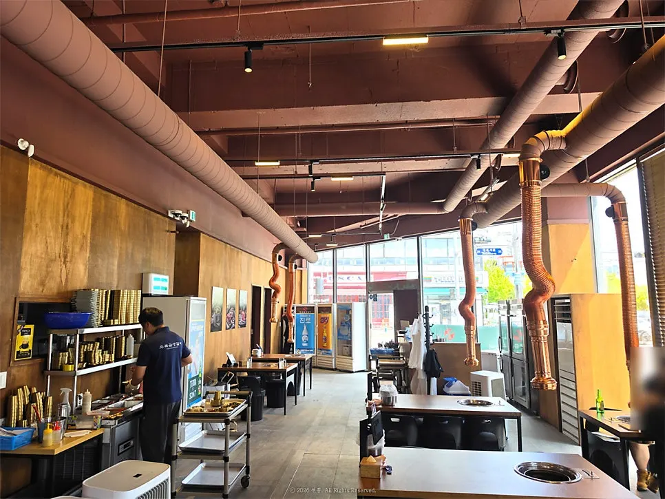Clean interior design of Ubokgeum Saenggalbi Mokpo Namak Branch