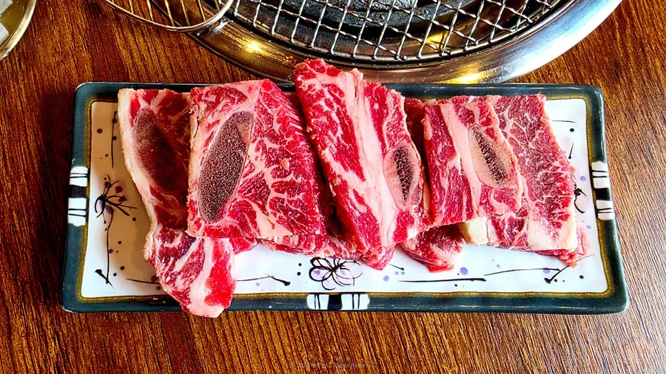 A plate of fresh beef ribs from Ubokgeum Saenggalbi