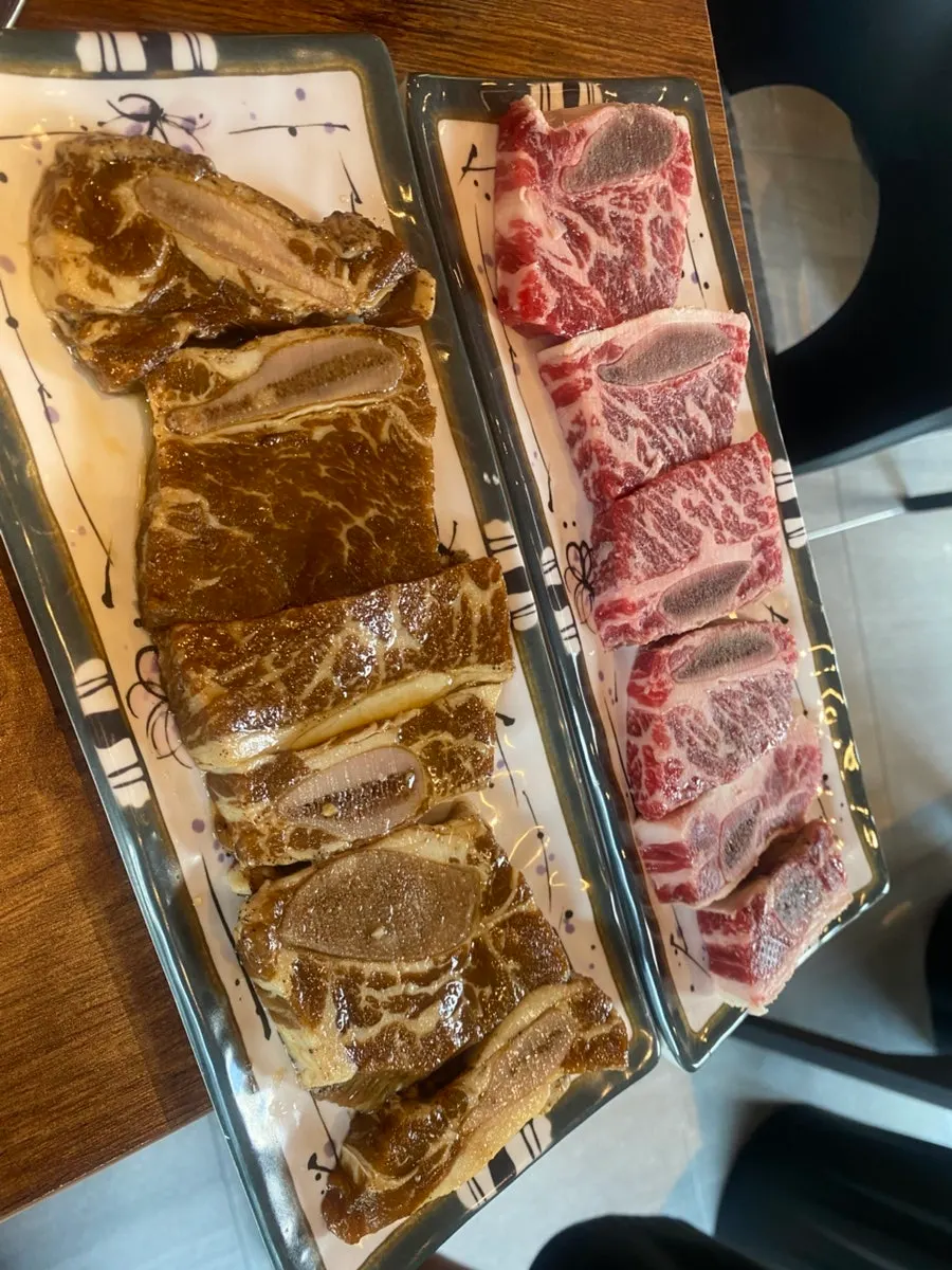 테이블 숯불 위에서 굽는 소갈비