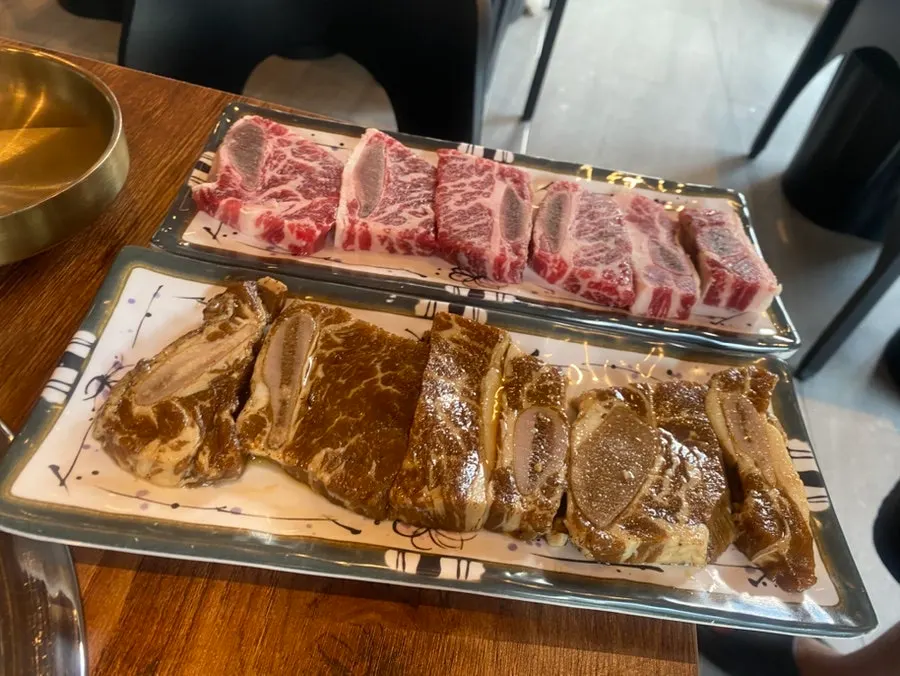 숯불 불판에 올린 생갈비와 양념갈비