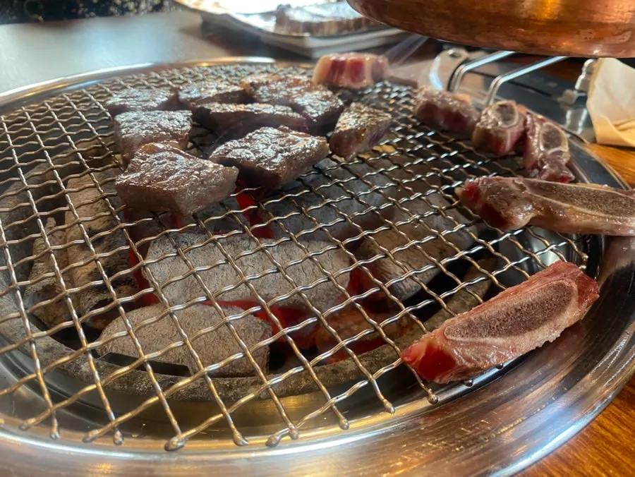 생갈비와 양념갈비를 함께 올린 숯불 불판